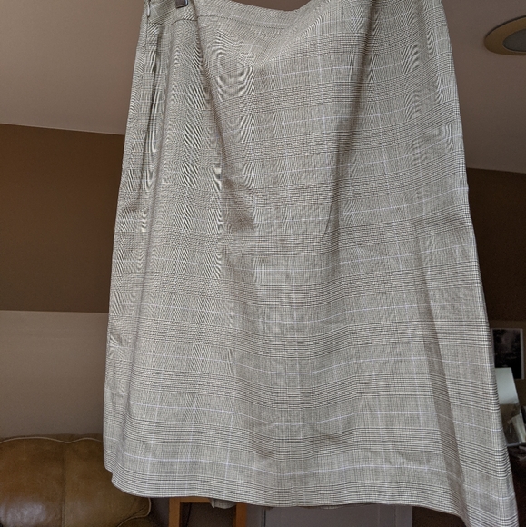 Ann Taylor pleated a-line skirt - Picture 2 of 4